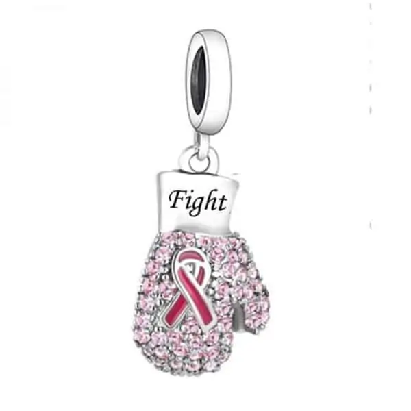 Vooraanzicht van onze nieuwe pink ribbon bedel. Deze charm in de vorm van een bokshandschoen is helemaal ingelegd in roze zirkonia. Het symbool pink ribbon staat in het midden van de handschoen en fight is extra motiverend.