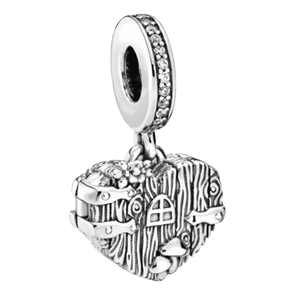 Vooraanzicht van onze boomhut hart bedel. Deze lieve charm hart kan open en kan je zien als medaillon. Mooie gedetailleerde houtnerven aan beide kanten. De charm van ons hart is ingelegd van zirkonia en gemaakt van 925 sterling zilver.