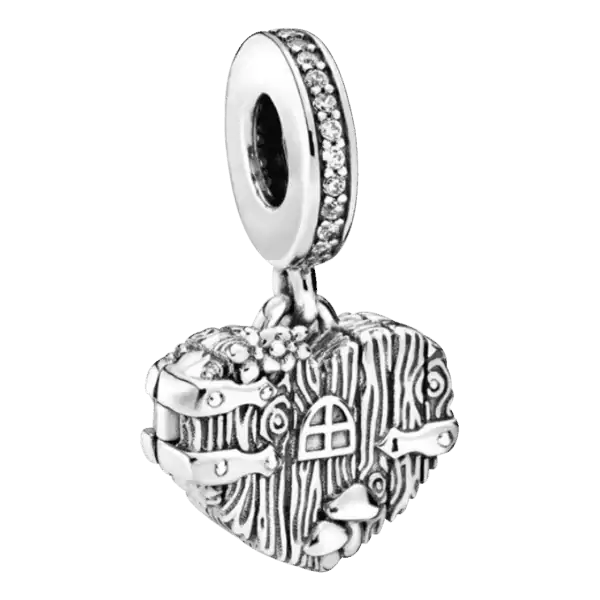 Vooraanzicht van onze boomhut hart bedel. Deze lieve charm hart kan open en kan je zien als medaillon. Mooie gedetailleerde houtnerven aan beide kanten. De charm van ons hart is ingelegd van zirkonia en gemaakt van 925 sterling zilver.