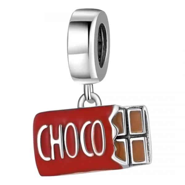 Product Afbeelding Vooraanzicht uit onze eten en drinken collectie. Deze geweldige chocolade bedel is een toppertje met veel emaille. De chocolade reep is gemaakt van rode emaille als de wikkel. De blokjes van het choco is bruin. De charm is gemaakt van 925 sterling zilver net als de rest van de bedel. Voor de echte choco liefhebber!