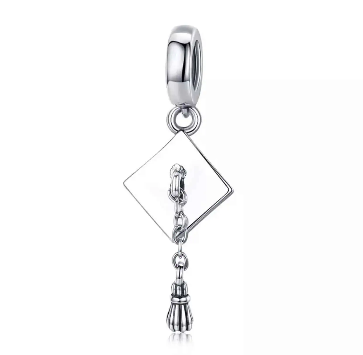 Product Afbeelding Vooraanzicht van onze geslaagd hoed uit de jubileum collectie. Deze gelaagd hoedje met kwast zit vast aan een simpele charm en is gemaakt van 925 sterling zilver.