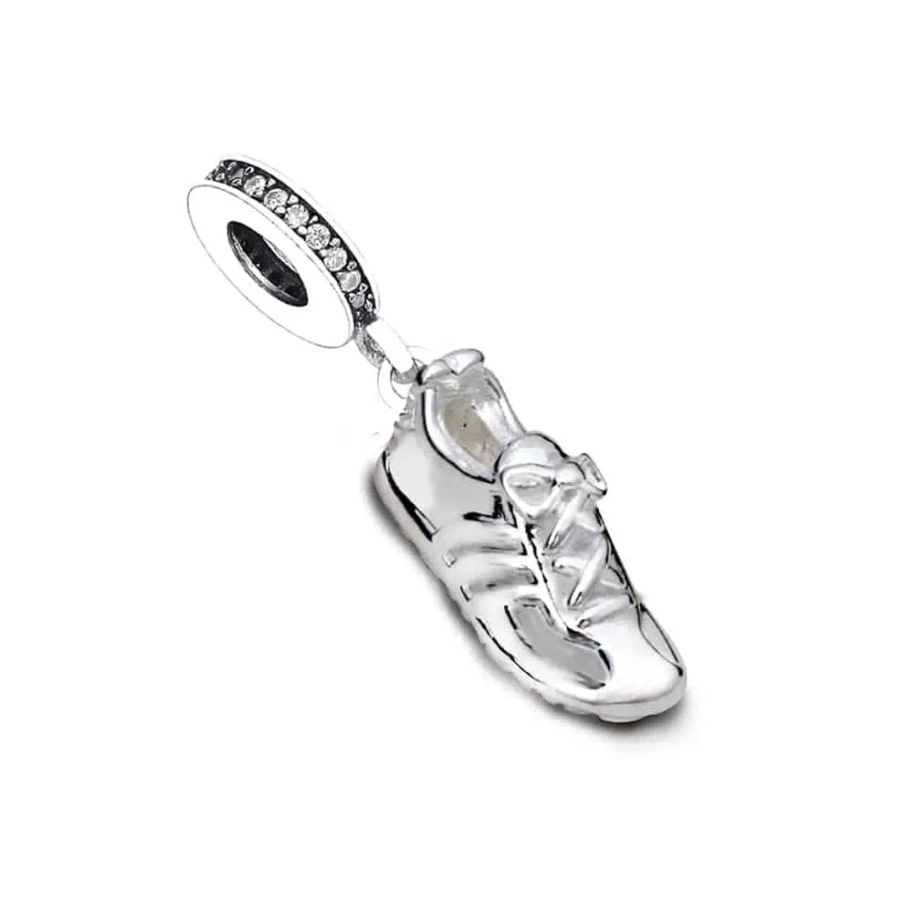 Product Afbeelding Zijaanzicht van onze super mooie nieuwe bedel uit de categorie hobby beroepen en sport. Deze hardloopschoenen charm is gemaakt van 925 sterling zilver. De charm is ingelegd met zirkonia.