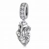 Product Afbeelding Vooraanzicht van onze nieuwe zorg bedel. Deze prachtige antonomie hart charm is een super cadeau voor een verpleegster of cardioloog. Het hart is gemaakt van 925 sterling zilver met gedailleerd aders en spieren. De charm van het heart is ingelegd met zirkonia.