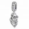 Product Afbeelding Vooraanzicht van onze nieuwe zorg bedel. Deze prachtige antonomie hart charm is een super cadeau voor een verpleegster of cardioloog. Het hart is gemaakt van 925 sterling zilver met gedailleerd aders en spieren. De charm van het heart is ingelegd met zirkonia.