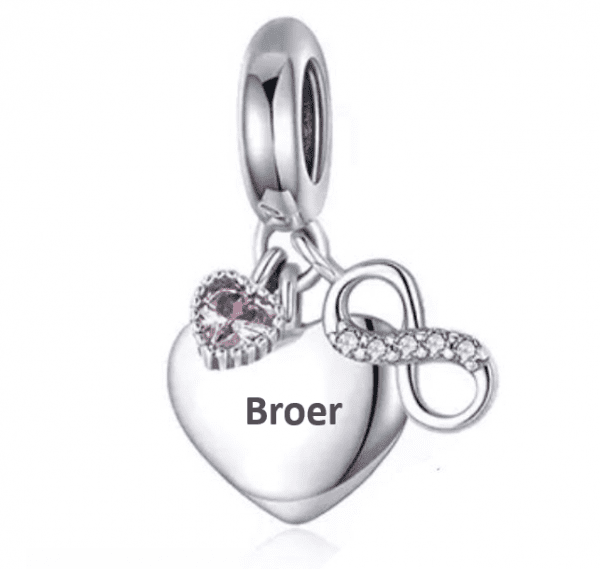 Product Afbeelding Vooraanzicht van onze Broer bedel. De bedel broer is gemaakt van 925 sterling zilver en wordt vergezeld met meerdere symbolen. Zo hang er een hartje aan met roze zirkonia. Ook het infinity logo hangt er aan voor grenzeloze liefde aan je broertje. In het grote hart is met zwart broer gegraveerd. Kortom deze charm is een prachtige bedel.