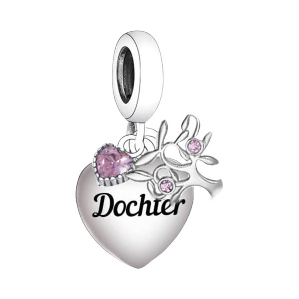 Product Afbeelding Vooraanzicht van onze prachtige mooie familie bedel dochter. Deze charm met een gravure van dochter in het zwart is gemaakt van 925 sterling zilver. Eraan hangend is een levensboom en een hart met grote roze zirkonia.