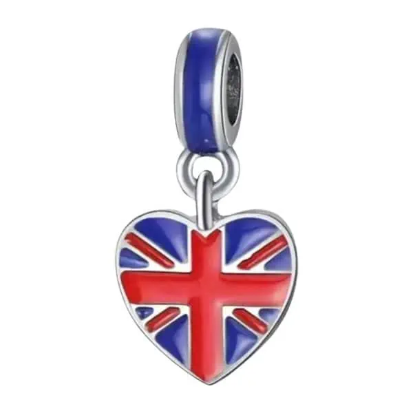 Product Afbeelding Vooraanzicht van onze hart engeland charm. Deze bedel met de vlag van groot brittanie is gemaakt van 925 sterling zilver en rode en blauwe emaille.