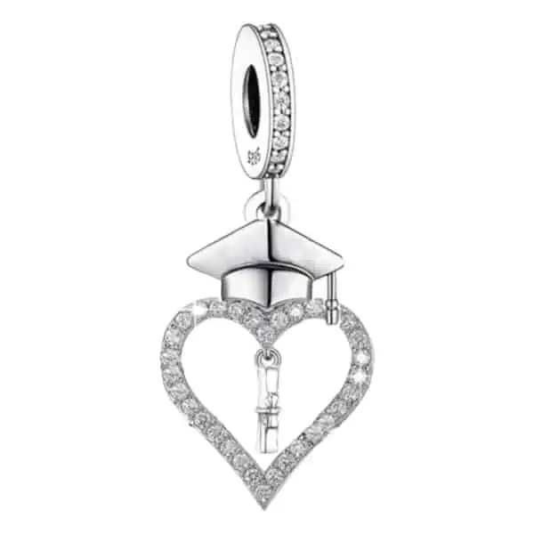 Product Afbeelding Vooraanzicht van onze charm uit de jubileum collectie. Deze bedel Hart geslaag is rondom het hartje ingelegd met zirkonia. De diploma hangt te bengelen in het hart en is gemaakt van 925 Sterling Zilver.