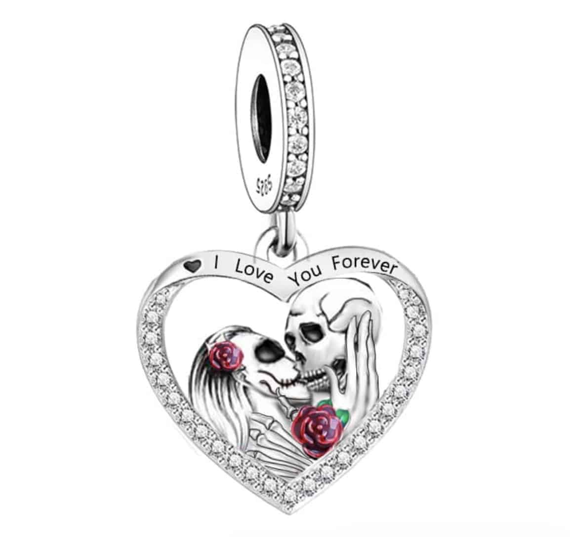 Product Afbeelding Vooraanzicht van onze nieuwe halloween bedel. Deze prachtige haloween charm met kussende skeletten is een echte creepy bedel. De charm is ingelegd met zirkonia. Ook het hart is rondom bezet met zirkonia samen met de tekst I love you forever. De skulls kussen elkaar en hebben rode emaille details. Zonder deze bedel kan je niet naar je halloween party!