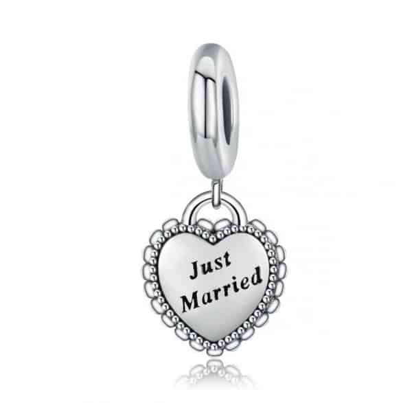 Product Afbeelding Vooraanzicht Product van onze nieuwe bruiloft collectie. Dit hart met gravure just married is een mega leuke charm om cadeau te geven aan mensen die in het huwelijk gaan stappen. De bedel is gemaakt van 925 sterling zilver en is gegraveerd met zwarte emaille. Rond het hart zijn kleine bolletjes gemaakt.