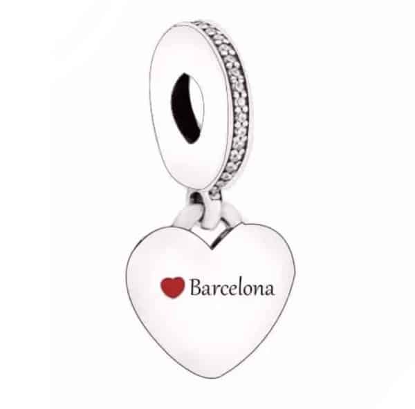 Voor en achteraanzicht van onze nieuw hart reis bedel Barcelona. De bedel heeft een klein rood hartje van emaille aan beide kanten. De charm is ingelegd met prachtige zirkonia's. Deze Barcelona hart charm is perfect voor de Barcelona fan.