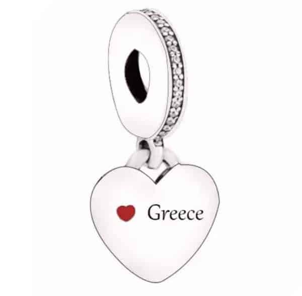 Voor en achteraanzicht van onze nieuw hart reis bedel Griekenland. De bedel heeft een klein rood hartje van emaille aan beide kanten. De charm is ingelegd met prachtige zirkonia's. Deze Griekenland hart charm is perfect voor de Greece fan.