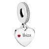 Voor en achteraanzicht van onze nieuw hart reis bedel Ibiza. De bedel heeft een klein rood hartje van emaille aan beide kanten. De charm is ingelegd met prachtige zirkonia's. Deze Ibiza hart charm is perfect voor de Ibiza fan.