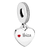 Product Afbeelding Vooraanzicht van onze prachtige hart bedel uit de reis en liefde collectie. Deze charm heeft ibiza gegraveerd met een rood emaille hartje. De bedel is gemaakt van 925 sterling zilver.