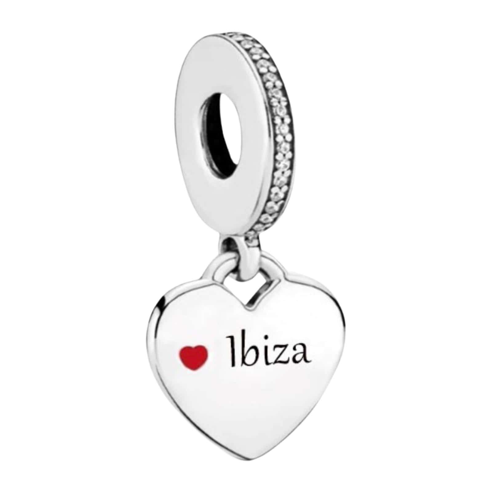Product Afbeelding Vooraanzicht van onze prachtige hart bedel uit de reis en liefde collectie. Deze charm heeft ibiza gegraveerd met een rood emaille hartje. De bedel is gemaakt van 925 sterling zilver.