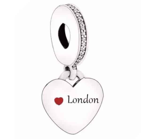 Voor en achteraanzicht van onze nieuw hart reis bedel London. De bedel heeft een klein rood hartje van emaille aan beide kanten. De charm is ingelegd met prachtige zirkonia's. Deze Londen hart charm is perfect voor de Londen fan.