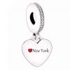 Voor en achteraanzicht van onze nieuw hart reis bedel New York. De bedel heeft een klein rood hartje van emaille aan beide kanten. De charm is ingelegd met prachtige zirkonia's. Deze New-York hart charm is perfect voor de New-York fan.