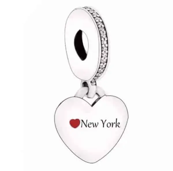 Voor en achteraanzicht van onze nieuw hart reis bedel New York. De bedel heeft een klein rood hartje van emaille aan beide kanten. De charm is ingelegd met prachtige zirkonia's. Deze New-York hart charm is perfect voor de New-York fan.