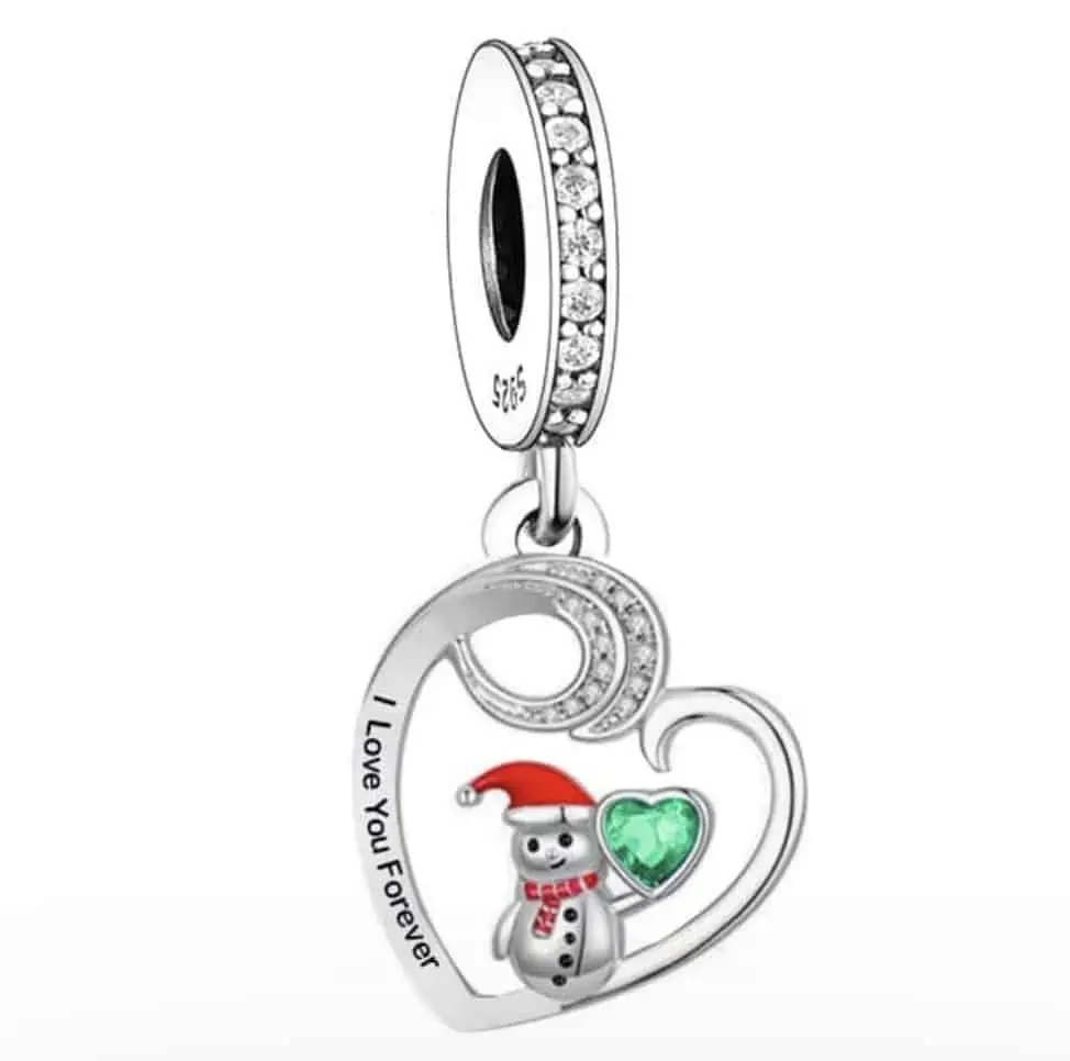 Product Afbeelding Vooraanzicht van onze nieuwe kerst bedel. Deze prachtige hart met sneeuwpop charm is gemaakt van 925 sterling zilver. De charm en het halve hart zijn ingelegd met zirkonia. Aan de andere kant van het hart staat i love you gegraveerd. Een prachtige kerstbedel.