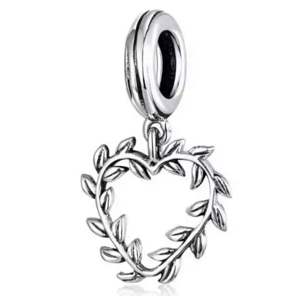 Voor en achteraanzicht van deze prachtig laurier bladeren hart. Dit hart is gemaakt van 925 sterling zilver. De Charm is open en rondom verwerkt met gedetaileerde bladeren van laurier ook wel lauwerkrans genoemd.