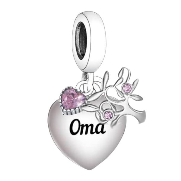 Product Afbeelding Vooraanzicht van onze prachtige mooie familie bedel oma. Deze charm met een gravure van oma in het zwart is gemaakt van 925 sterling zilver. Eraan hangend is een levensboom en een hart met grote roze zirkonia.