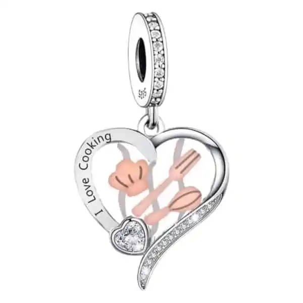 Product Afbeelding vooraanzicht van onze nieuwe hart bedel in de categorie beroepen en hobby. Deze i love cooking bedel is gemaakt van 925 sterling zilver en rose. Met een koksmuts, garde en spatel is dit de ultieme kook liefhebber bedel.