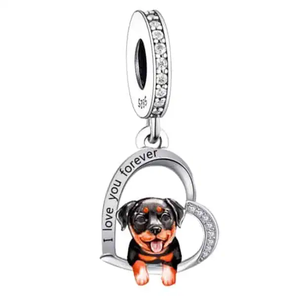 Product Afbeelding vooraanzicht van onze prachtige opgenwerkte hart met een rottweiler. Deze bedel met hond is gemaakt van 925 sterling zilver. Ingelegd met zirkonia en gegraveerd met I love you forever. Deze charm is voor de echte honden liefhebber.