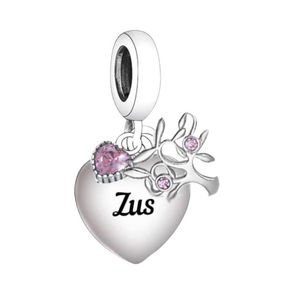 Product Afbeelding Vooraanzicht van onze prachtige mooie familie bedel dochter. Deze charm met een gravure van zus in het zwart is gemaakt van 925 sterling zilver. Eraan hangend is een levensboom en een hart met grote roze zirkonia.