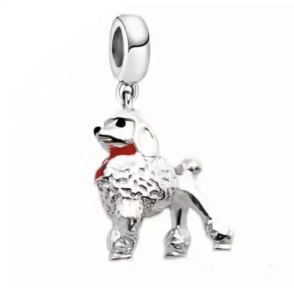 Product Afbeelding Vooraanzicht van onze dierencollectie. Deze prachtige poedel is een pedante nieuwe charm. De charm is gemaakt van 925 sterling zilver net als de hond. De poedel heeft net als normaal opgeschoren benen, staart en hoofd. De krullen van de poedel zijn heel erg gedetailleerd. De bedel is gemaakt van 925 sterling zilver en is afgemaakt met een rode halsband van rode emaille.