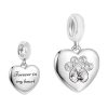 Product Afbeelding Voor en Achteraanzicht van nieuwe honden voet charm. Deze bedel is gemaakt van 925 sterling zilver en heeft aan de voorkant de afdruk van een hondenpoot ingelegd met zirkonia en gravure aan de achterkant met forever in my heart.