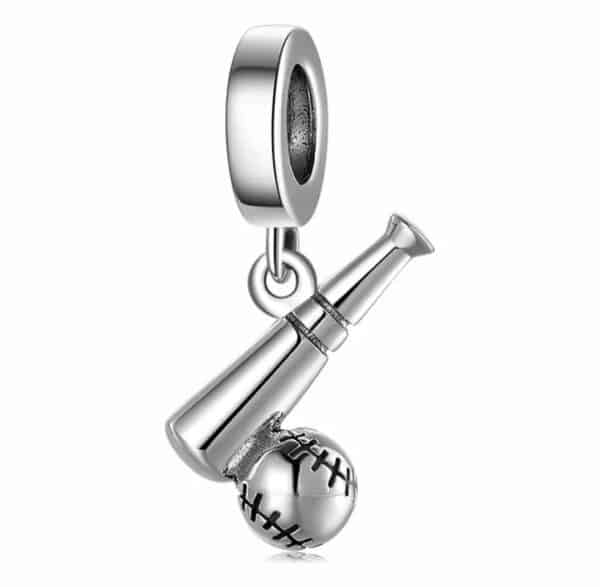 Product Afbeelding Vooraanzicht in onze sport collectie. Deze prachtige charm bedel is gemaakt van 925 sterling zilver. De knuppel en de bal zitten vast aan de charm. Ken je iemand die gek is op honbal of zelf doet aan honkballen, dan is deze sportbedel het juiste cadeau.