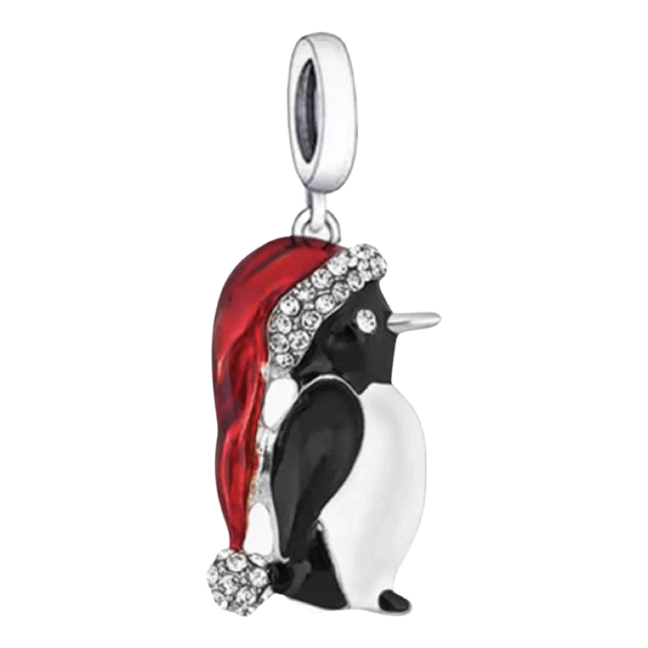 Product Afbeelding Vooraanzicht van onze nieuwe bedel uit onze kerst collectie. Deze prachtige kerst charm in de vorm van een pinguin met kerstmuts is gemaakt van 925 sterling zilver. De rand van de kerst muts is ingelegd met zirkonia, net als de pompoen. Ingelegd met zwarte emaille om de pinguin nog echter te maken. Deze bedel is kerst waardig!