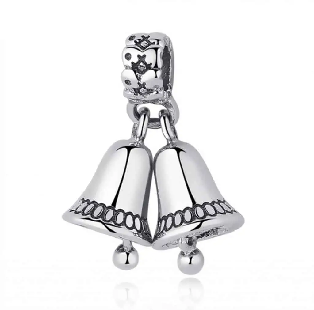 Product Afbeelding Voor en Achteraanzicht van onze prachtige kerstbellen charm uit de kerst collectie. Deze kerstklokken zijn gemaakt van 925 sterling zilver. Ze maken ook echt geluid. De charm is ingegraveerd met kerst.