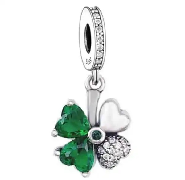 Product Afbeelding vooraanzicht van onze prachtige nieuwe klaver 4 charm. Dit klavertje 4 heeft 4 groene zirkonia stenen in de vorm van een hart en 2 hartjes gevuld met zirkonia. Deze charm is uiteraard gemaakt van 925 sterling zilver en heeft het verplichte keurmerk 925 stempel.