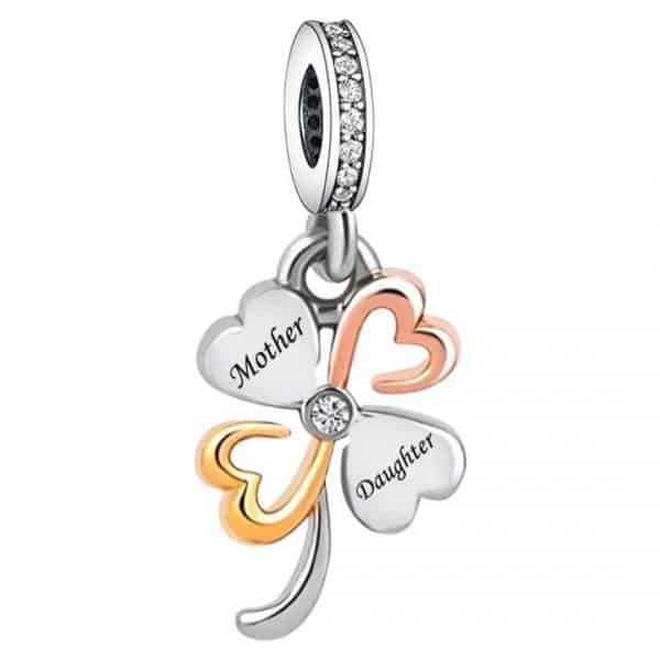 Product Afbeelding Vooraanzicht van onze klaver vier bedel. Deze Charm is echt uniek. De charm heeft 3 kleuren. 925 sterling zilver. Rose en Goud. De klavertjes zijn in de vorm van een hartje. twee hartjes hebben Mother en Daughter gegraveerd. De andere klavers zijn gemaakt van rose en goud open. De charm is ingelegd met zirkonia. Een mooie bedel, die je armband laten knallen en meteen een geluksbedel. Moeder en dochter krijgen nooit meer zo een leuk cadeau.