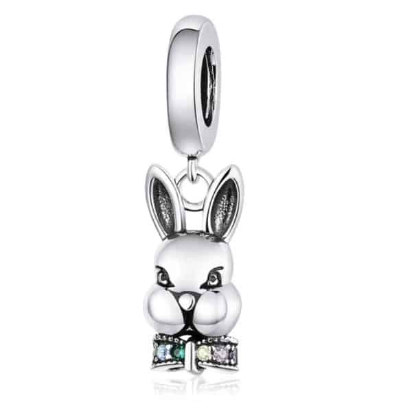 Product Afbeelding Vooraanzicht van onze live paashaas charm met strik. Deze paas haas is gemaakt van 925 sterling zilver en heeft een strik ingelegd met zirkonia. Deze charm is speciaal gemaakt voor pasen of easter.