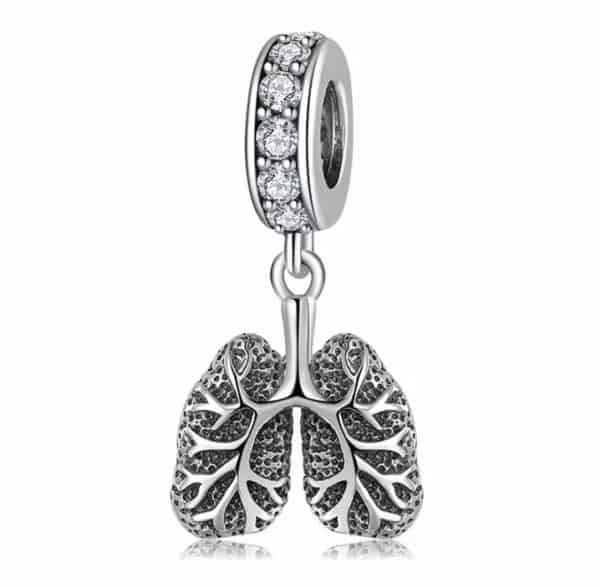 Product Afbeelding Vooraanzicht van onze nieuwe zorg bedel. Deze prachtige antonomie longen bedel is een geweldig cadeau voor een verpleegkundige of longarts. De longen zijn gemaakt van 925 sterling zilver met gedailleerd bronchien. De charm van de longen is ingelegd met zirkonia.