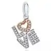 Vooraanzicht van onze nieuwe liefdes bedel. Deze prachtige nieuwe valentijn bedel is rijkelijk bezet met zirkonia. Deze lieve bedels met de letters love is gemaakt van 925 sterling zilver en heel veel liefde. Hang deze charm aan je bedel armband of aan je ketting en de love bedel maakt het helemaal af.