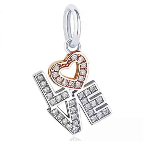Vooraanzicht van onze nieuwe liefdes bedel. Deze prachtige nieuwe valentijn bedel is rijkelijk bezet met zirkonia. Deze lieve bedels met de letters love is gemaakt van 925 sterling zilver en heel veel liefde. Hang deze charm aan je bedel armband of aan je ketting en de love bedel maakt het helemaal af.