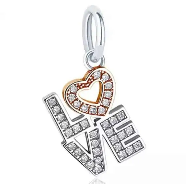 Vooraanzicht van onze nieuwe liefdes bedel. Deze prachtige nieuwe valentijn bedel is rijkelijk bezet met zirkonia. Deze lieve bedels met de letters love is gemaakt van 925 sterling zilver en heel veel liefde. Hang deze charm aan je bedel armband of aan je ketting en de love bedel maakt het helemaal af.