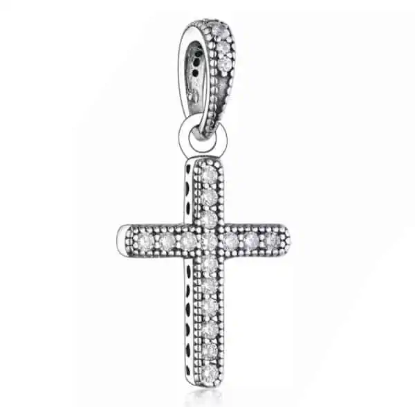 Product Afbeelding Vooraanzicht van onze prachtige bedel uit de collectie Geloof en Geluk. Deze charm is totaal ingelegd met zirkonia. Het kruis is ook helemaal ingelegd. Gemaakt van 925 sterling zilver.