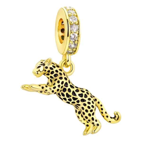 Product Afbeelding Vooraanzicht van onze prachtige gouden dieren bedel uit de collectie dieren en natuur. Deze charm luipaard is gemaakt van 925 sterling zilver met een laagje 14 karaat goud en zwarte emaille voor de vlekken. De charm zelf is ingelegd met zirkonia.