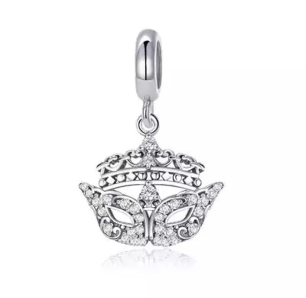 Product Afbeelding Vooraanzicht van onze prachtige masker charm. Deze bedel is gemaakt van 925 sterling zilver en compleet ingelegd met zirkonia steentjes. Deze gemaskerde charm is een aanwinst voor je bedelarmband