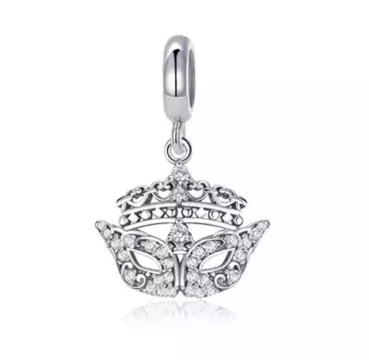 Product Afbeelding Vooraanzicht van onze prachtige masker charm. Deze bedel is gemaakt van 925 sterling zilver en compleet ingelegd met zirkonia steentjes. Deze gemaskerde charm is een aanwinst voor je bedelarmband