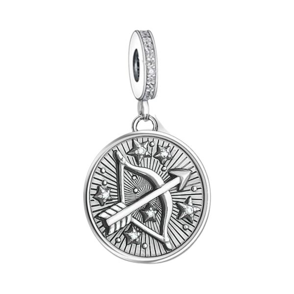 Product Afbeelding Vooraanzicht van onze prachtige boogschutter charm uit de sterrenbeeld collectie. Deze lieve Horoscoop bedel rond is gemaakt van 925 sterling zilver met 3d boogschutter bovenop de medaillon.