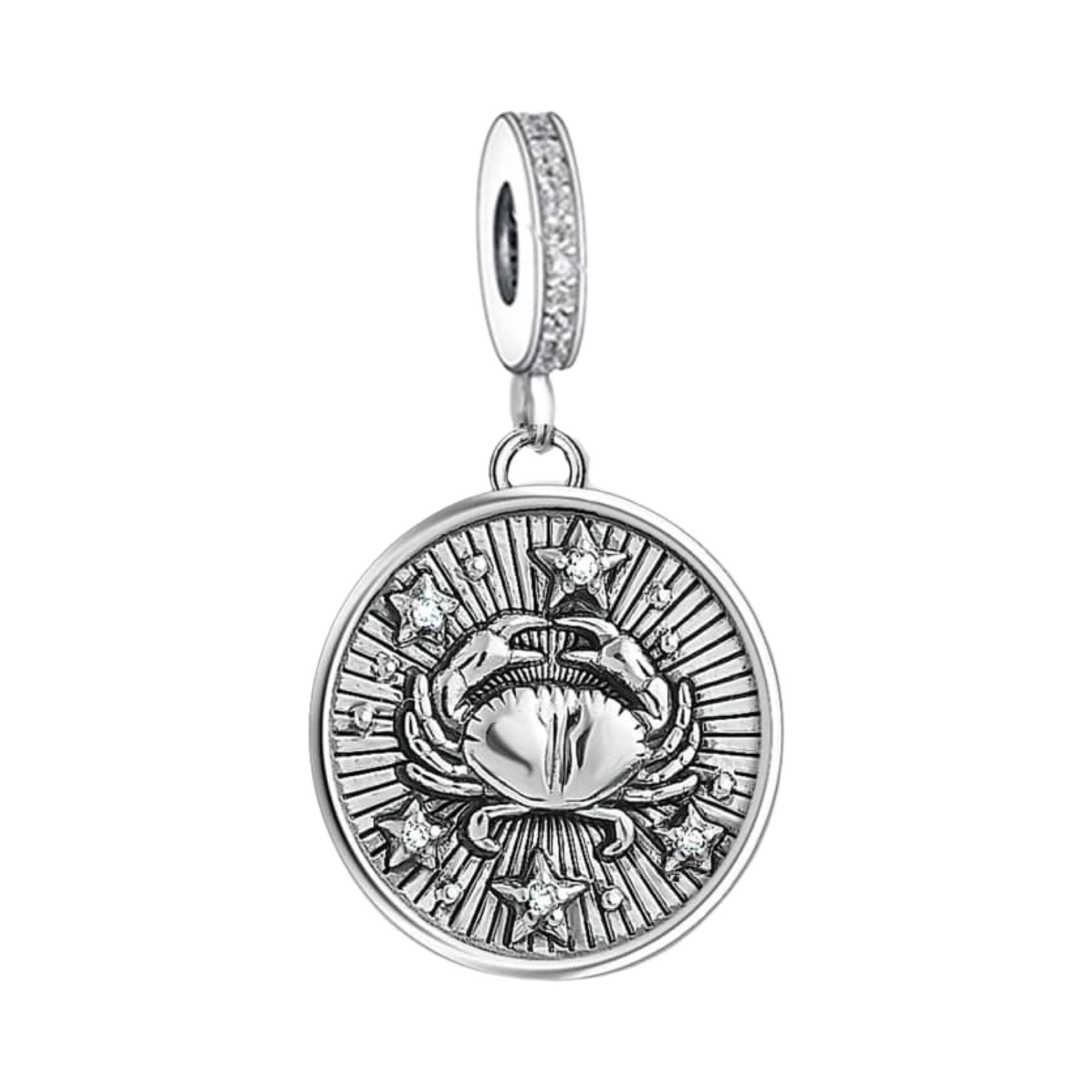 Product Afbeelding Vooraanzicht van onze prachtige Kreeft charm uit de sterrenbeeld collectie. Deze lieve Horoscoop bedel kreeft rond is gemaakt van 925 sterling zilver met 3d kreeft bovenop de medaillon.