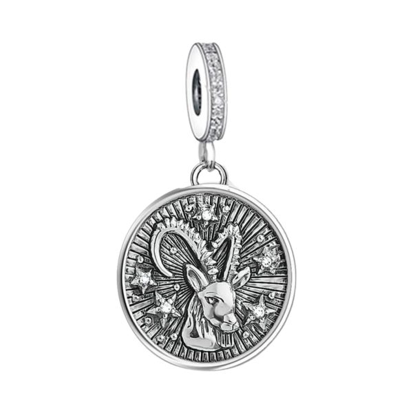 Product Afbeelding Vooraanzicht van onze prachtige steenbok charm uit de sterrenbeeld collectie. Deze lieve Horoscoop bedel rond is gemaakt van 925 sterling zilver met 3d steenbok bovenop de medaillon.