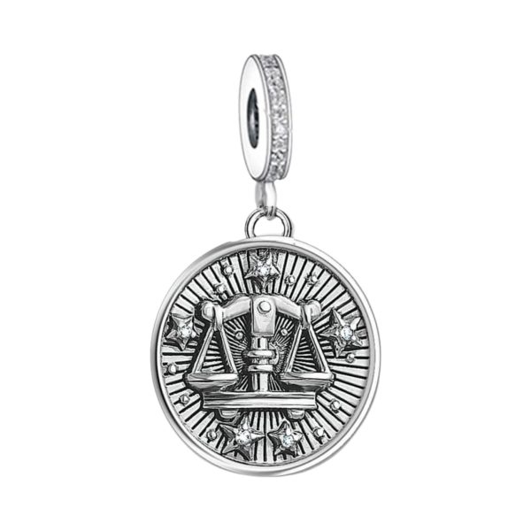 Product Afbeelding Vooraanzicht van onze prachtige weegschaal charm uit de sterrenbeeld collectie. Deze lieve Horoscoop bedel rond is gemaakt van 925 sterling zilver met 3d weegschaal bovenop de medaillon.