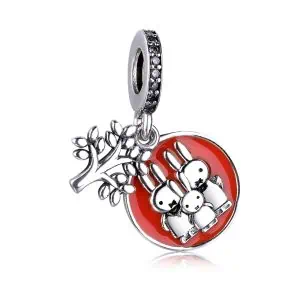 Product Afbeelding Vooraanzicht van onze 2 delige nieuwe charm uit de nijntje collectie. Deze mooie charm heeft in 925 sterling zilver opa en oma pluis en nijntje. Met een mooie familieboom ervoor. De familie pluis heeft rode dick bruna emaille op de achterkant van de bedel.