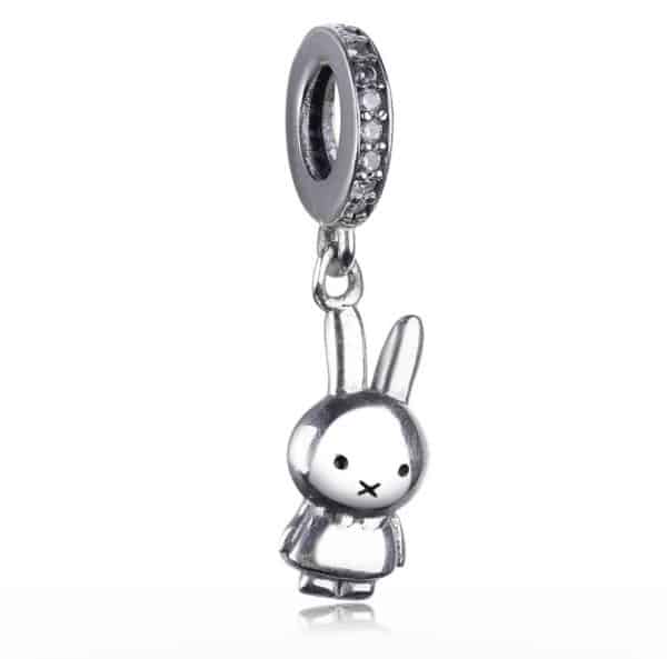 Product Afbeelding Vooraanzicht van onze prachtige klassieke nijntje bedel. Uit de miffy collectie komt deze klassiek nijntje charm. Geheel gemaakt van 925 sterling zilver met ingelegde zirkonia in de charm.